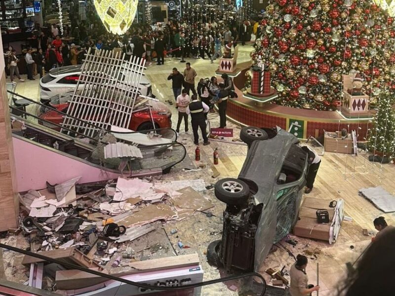 Accidente en Centro Comercial Miraflores Auto cae de un cuarto piso