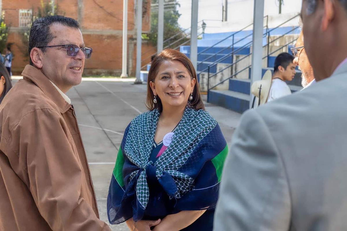 Asiste Alma Mireya González al aniversario de COBAEM Quiroga