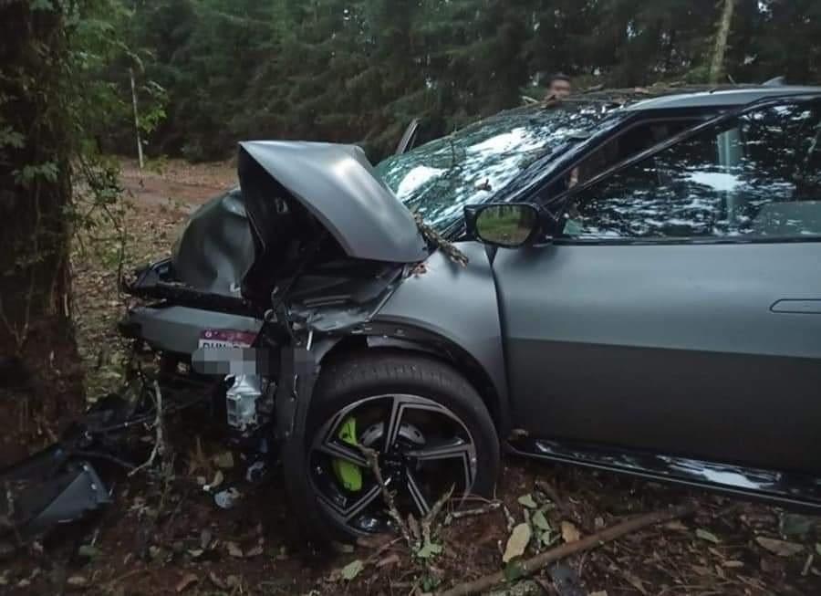 automóvil sufrió severos daños en su parte delantera debido al accidente