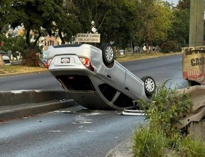 Conductor roba auto y sufre volcadura en el libramiento de Morelia