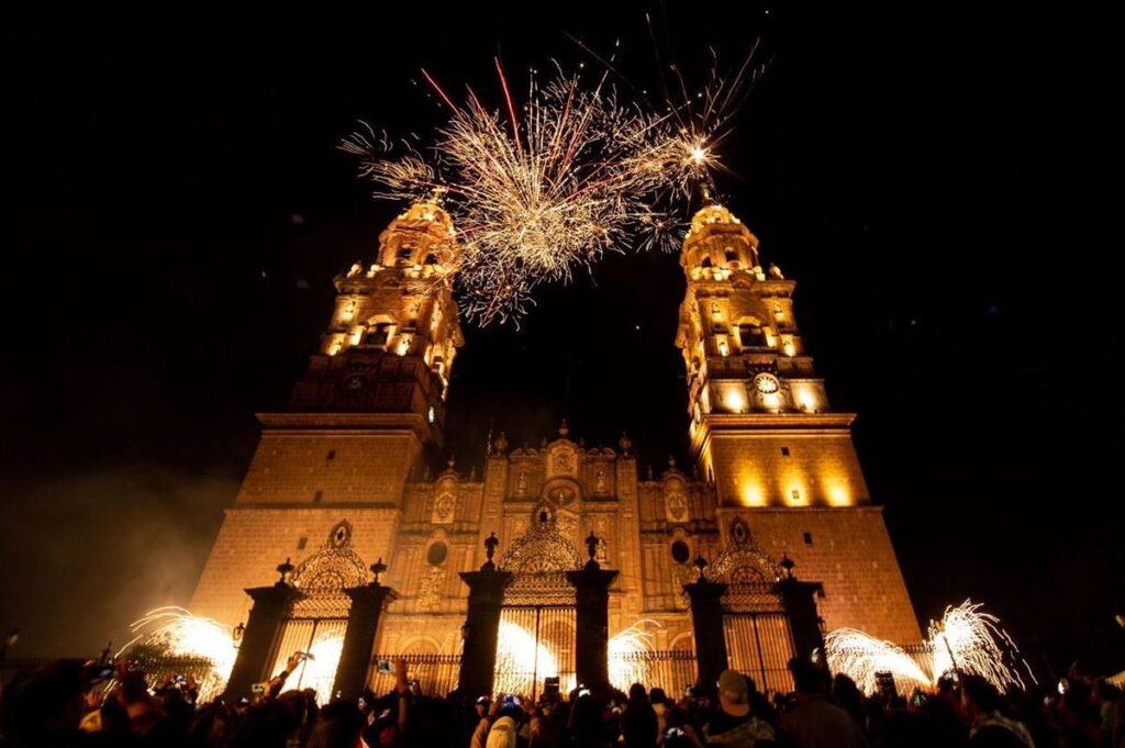 Disfruta del Videomapping Navideño y las luces en la Catedral de Morelia este diciembre.