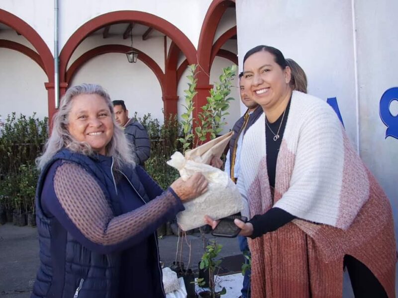 entrega de árboles frutales Quiroga