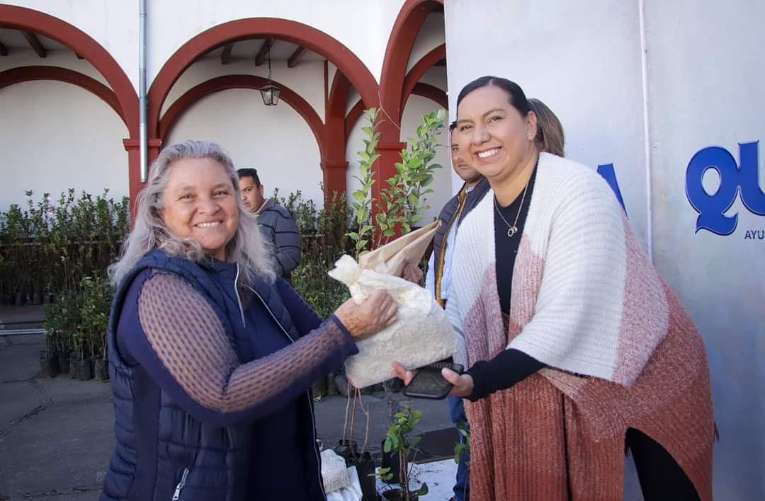 entrega de árboles frutales Quiroga