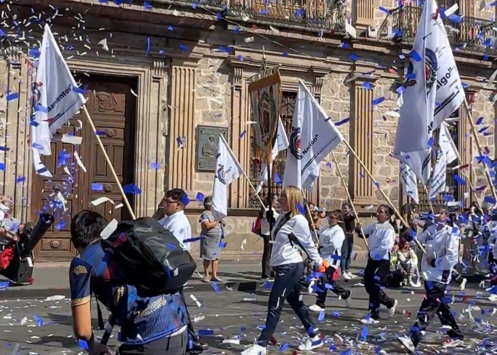 Frente a San Nicolás, papelitos y confeti exclusivos para la rectora