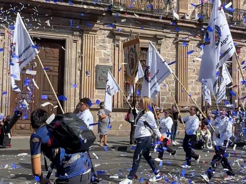 Frente a San Nicolás, papelitos y confeti exclusivos para la rectora de la UMSNH