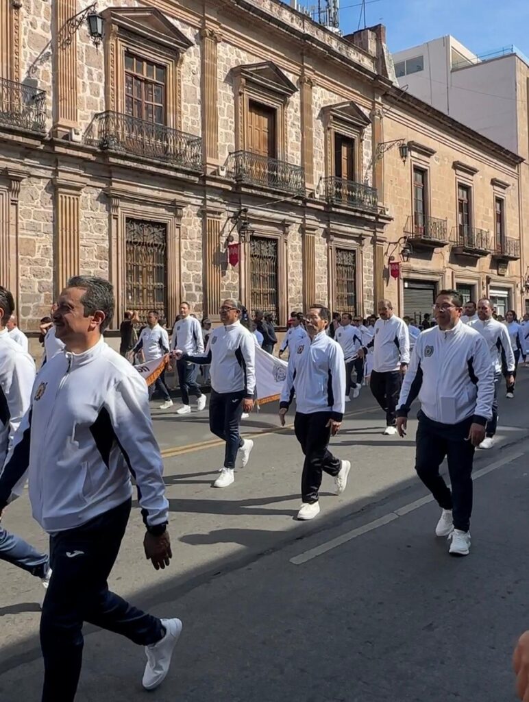 Frente a San Nicolás, papelitos y confeti exclusivos para la rectora maestros