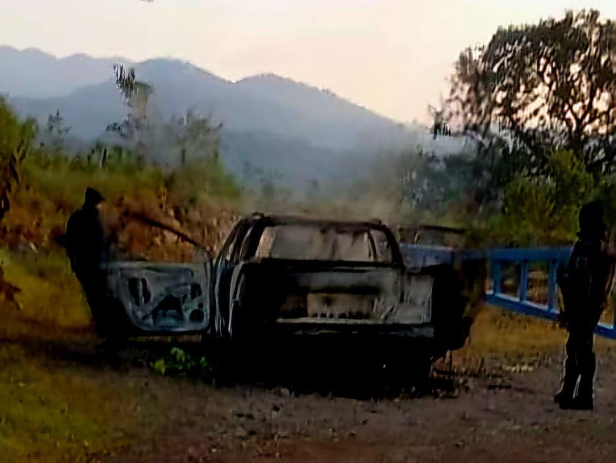 Hallan camioneta calcinada a un costado de la carretera Uruapan-Pátzcuaro