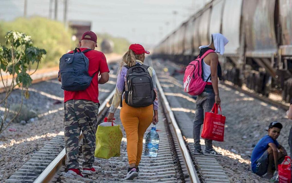 Migrantes en la frontera luchan por conseguir asilo en EU