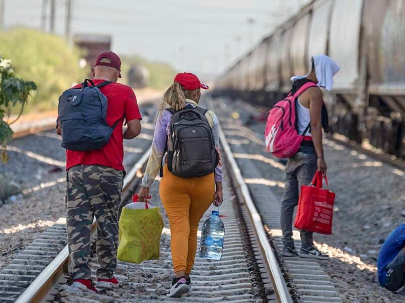 Migrantes en la frontera luchan por conseguir asilo en EU