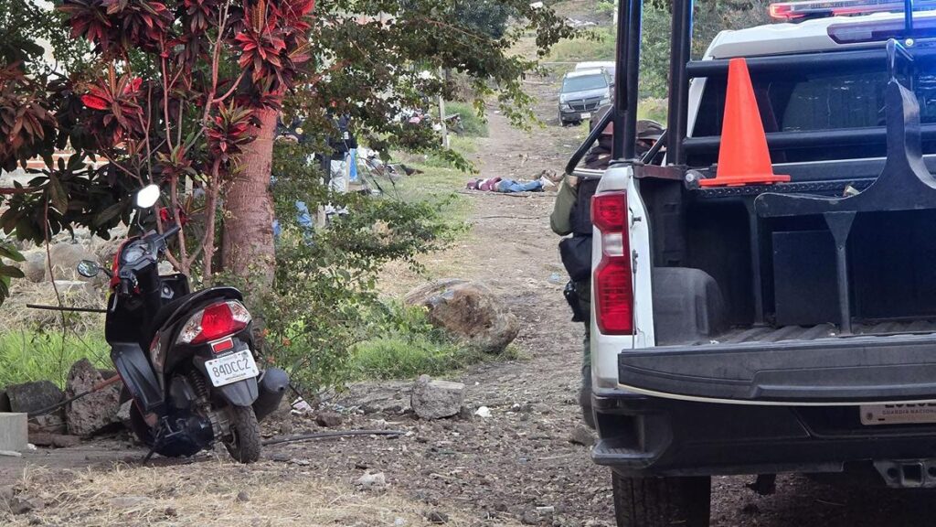 Motociclista es ultimado con armas largas, en Zamora-curpo