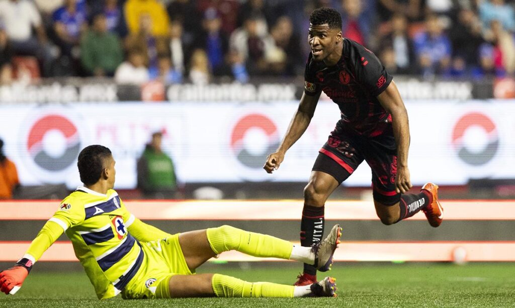 Unos Xolos audaces vencen 3-0 al superlíder Cruz Azul-pantera