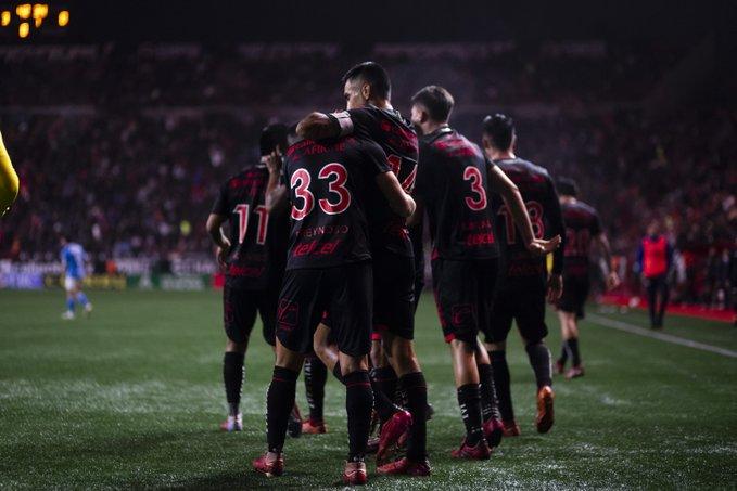 Unos Xolos audaces vencen 3-0 al superlíder Cruz Azul