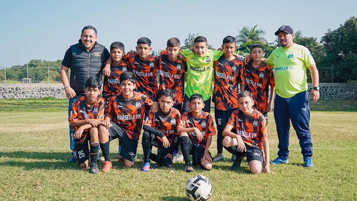 Víctor Manríquez entrega uniformes a deportistas 1