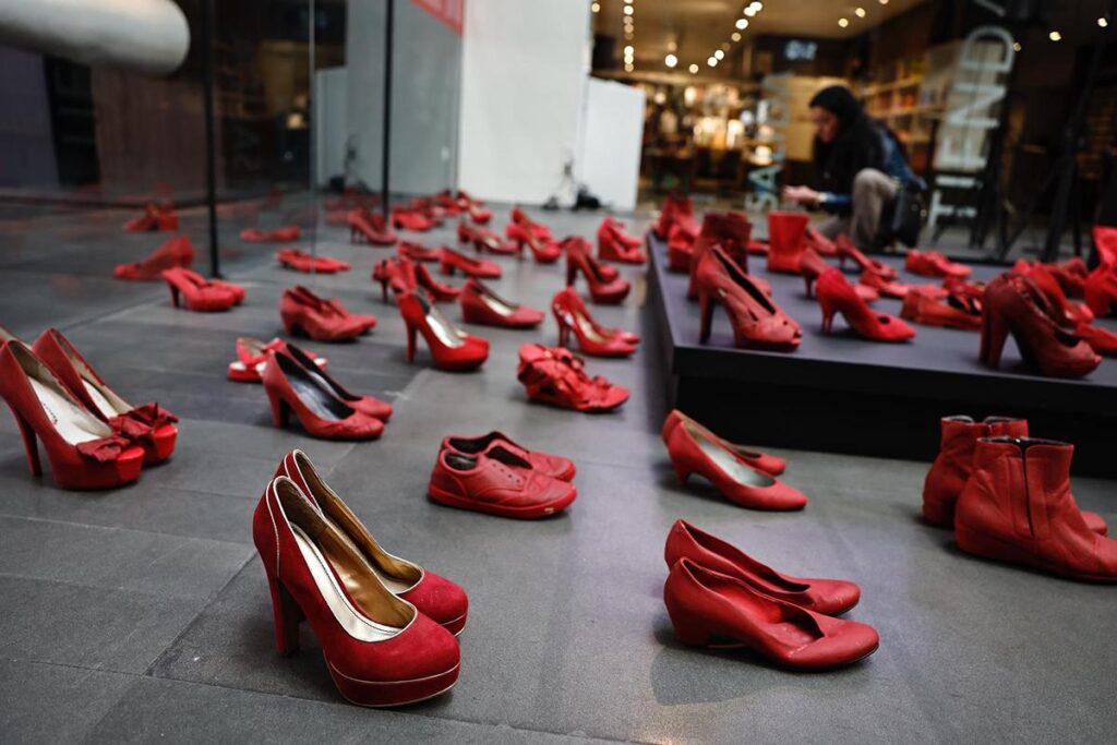 ‘Zapatos Rojos’; exposición recordatoria de feminicidios y desaparecidas en México