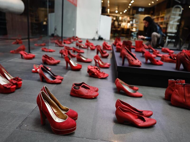 ‘Zapatos Rojos’; exposición recordatoria de feminicidios y desaparecidas en México