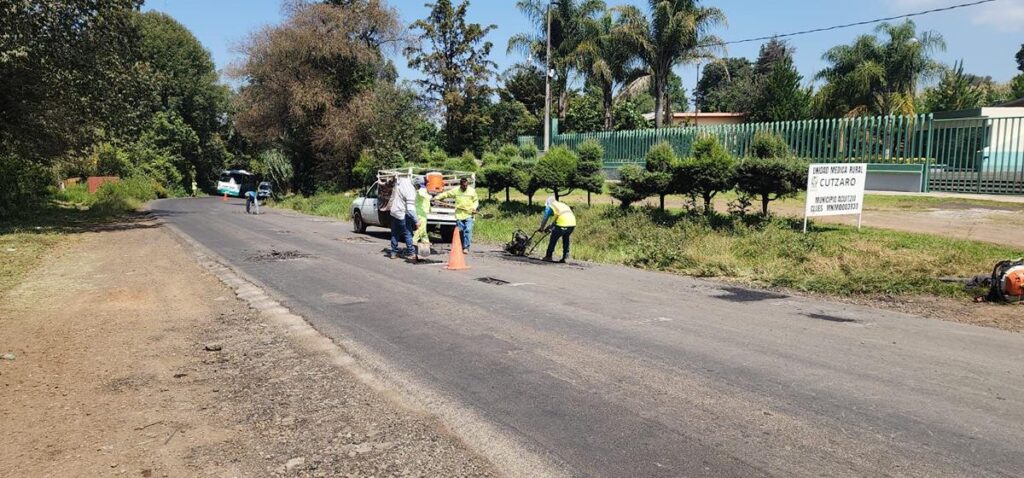 31 tramos mantenimiento carretero en Michoacán