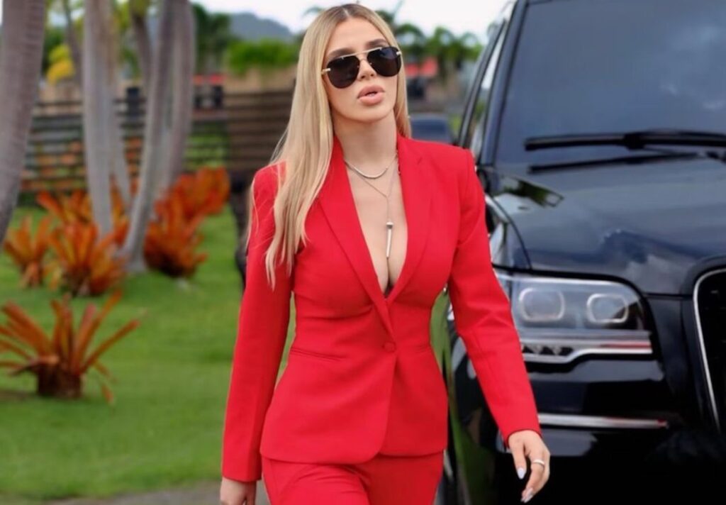 Emma Coronel De la cárcel a la fama La vida de la esposa del Chapo Guzmán vestida de rojo