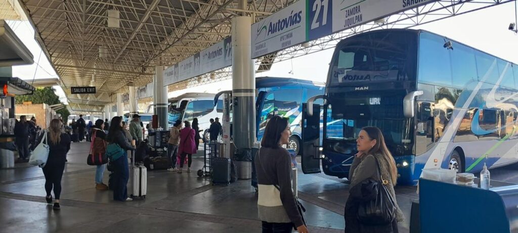 Abarrotada, terminal de autobuses de Morelia en vísperas de fin de año-1