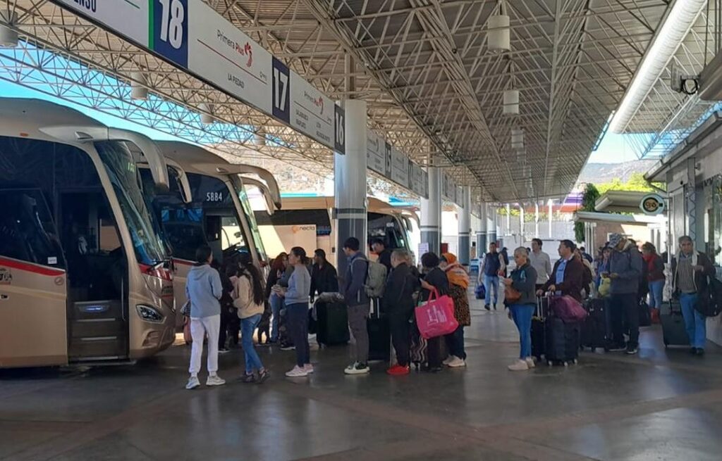 Abarrotada, terminal de autobuses de Morelia en vísperas de fin de año