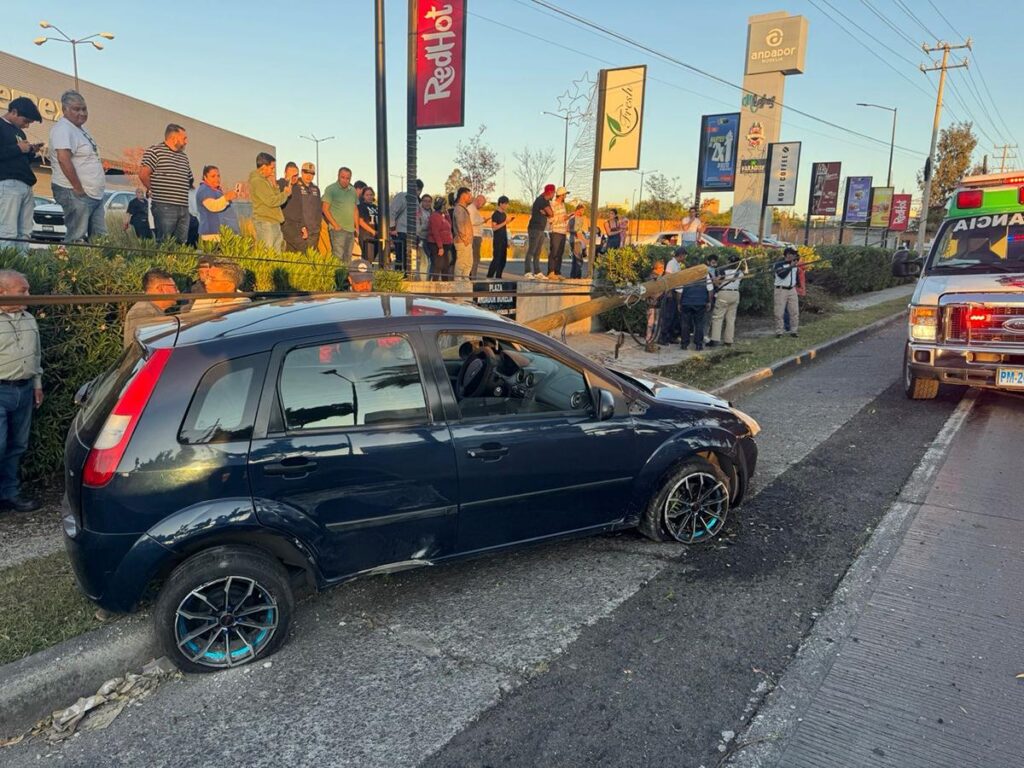 Accidente: Automovilista choca contra poste y lo derriba, afuera de Plaza Andador Morelia-1