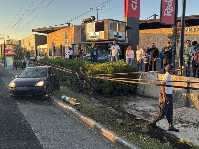 Accidente: Automovilista choca contra poste y lo derriba, afuera de Plaza Andador Morelia