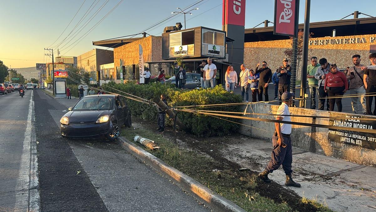 Accidente: Automovilista choca contra poste y lo derriba, afuera de Plaza Andador Morelia