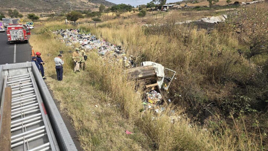 accidente camión recolector de basura en Jacona