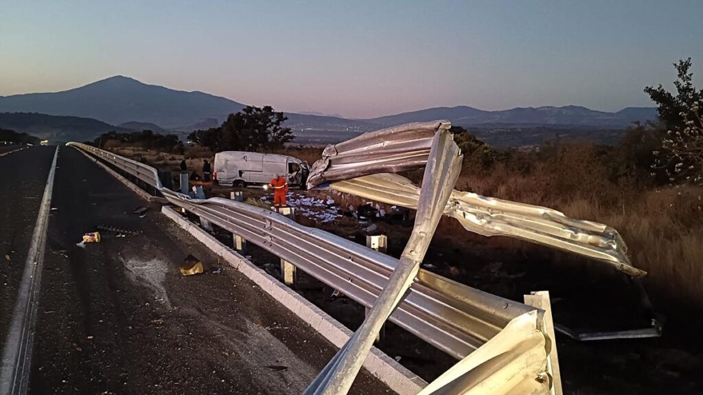 Accidente camioneta en la Pátzcuaro-Cuitzeopeatón es atropellado en la Morelia-Quiroga