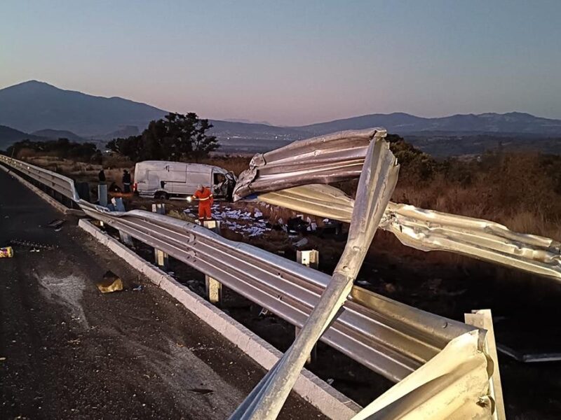 Accidente camioneta en la Pátzcuaro-Cuitzeopeatón es atropellado en la Morelia-Quiroga