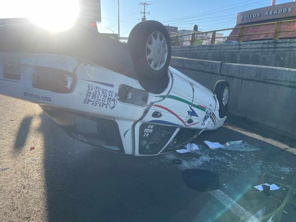 Accidente en el libramiento norte de Morelia: Taxista se voltea 1