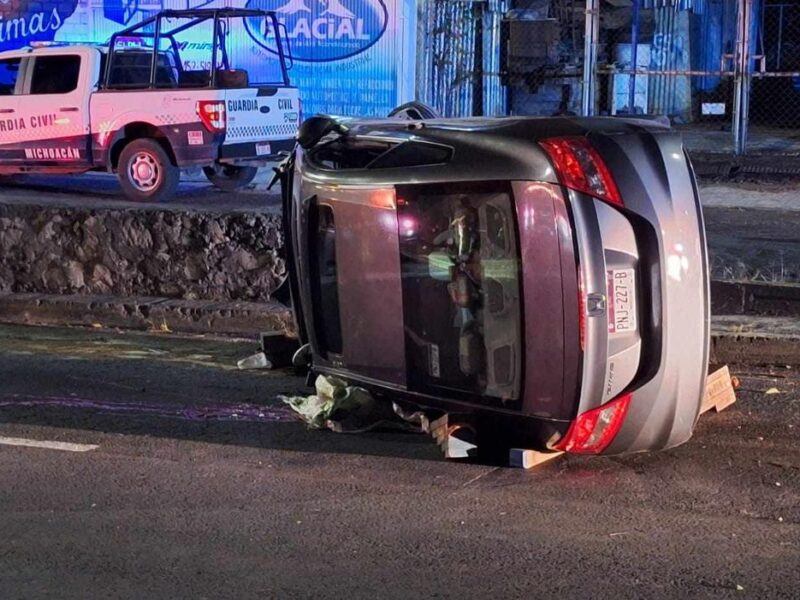 accidente en Uruapan: Joven pierde la vida al volcar su auto en la Calzada Benito Juárez