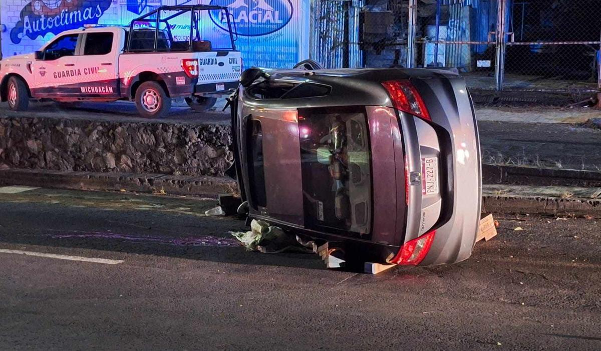 accidente en Uruapan: Joven pierde la vida al volcar su auto en la Calzada Benito Juárez