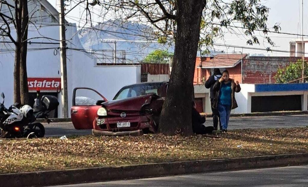 Accidente leve en Uruapan cuando una mujer choca su auto contra un árbol, impacta lesionada