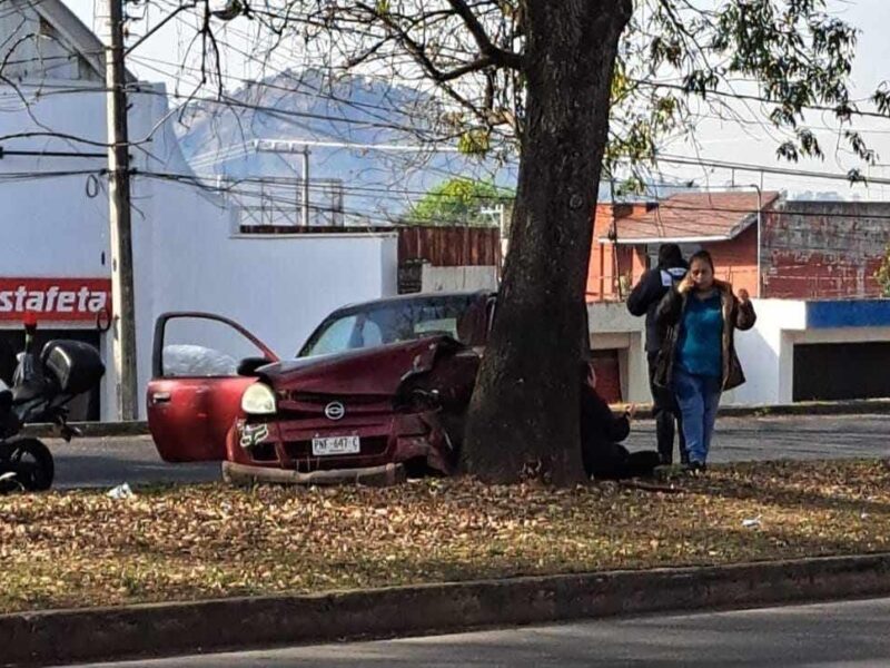 Accidente leve en Uruapan cuando una mujer choca su auto contra un árbol, impacta lesionada