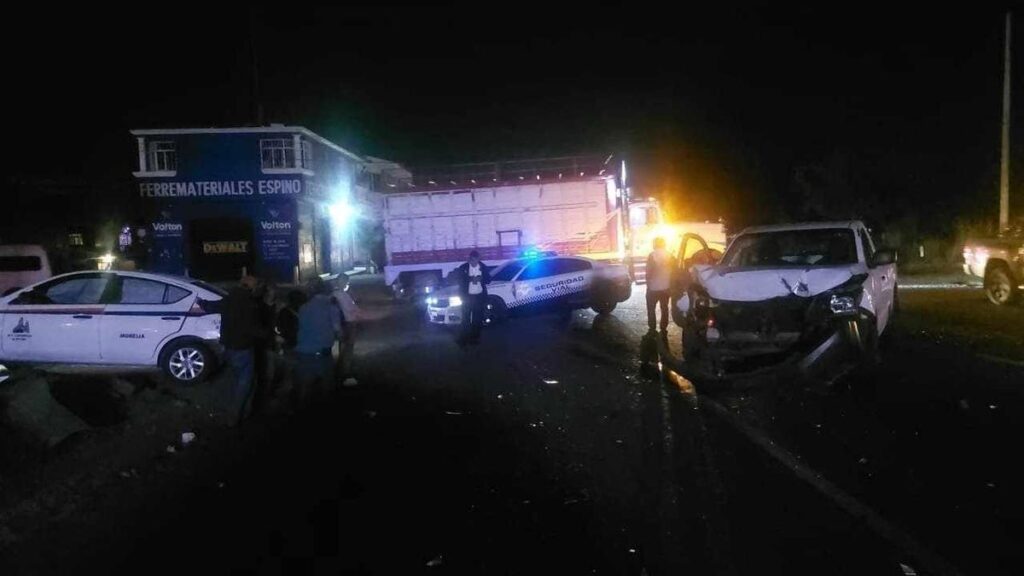 Accidente vehicular en carretera Morelia-Pátzcuaro solo deja daños materiales