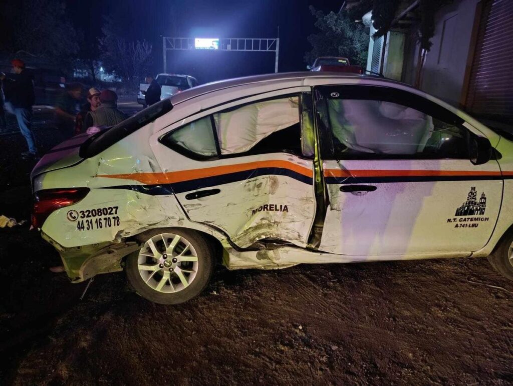 Accidente vehicular en la carretera Morelia-Pátzcuaro solo deja daños materiales