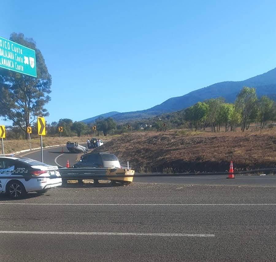 Accidente: Vuelca automóvil en el entronque Morelia-Quiroga / Pátzcuaro-Cuitzeo-1