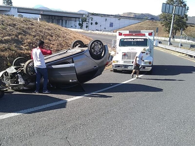 Accidente: Vuelca automóvil en el entronque Morelia-Quiroga / Pátzcuaro-Cuitzeo