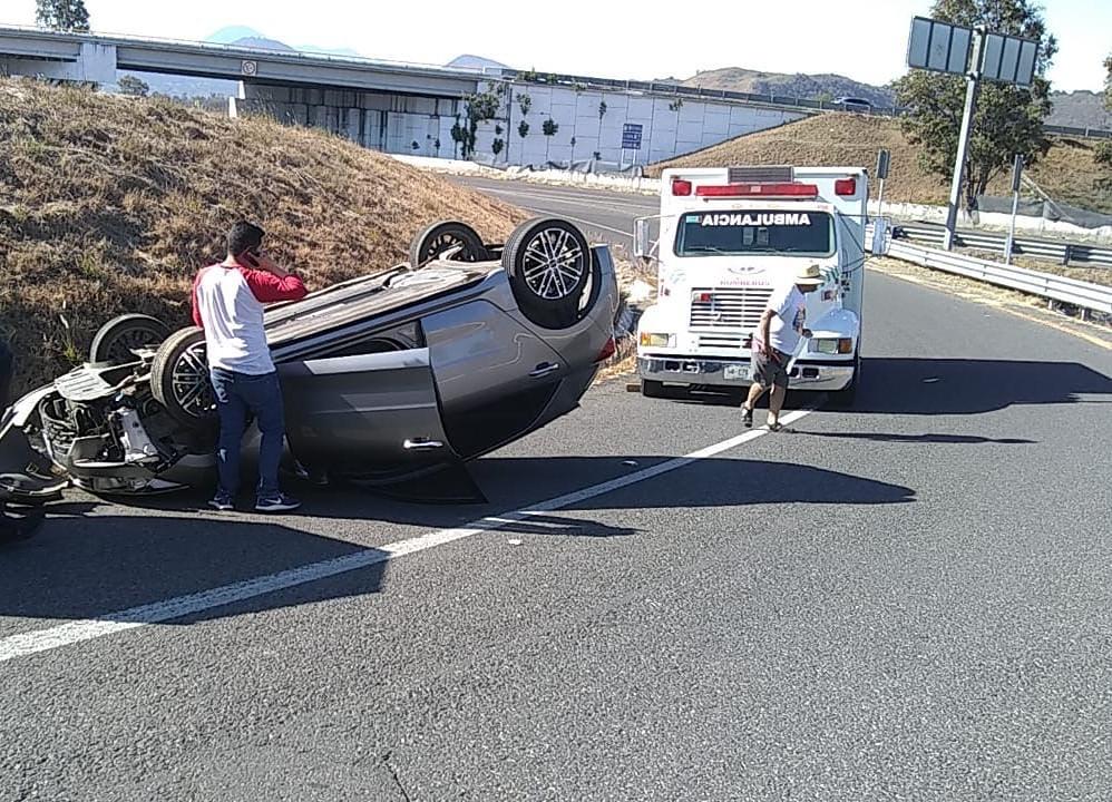 Accidente: Vuelca automóvil en el entronque Morelia-Quiroga / Pátzcuaro-Cuitzeo