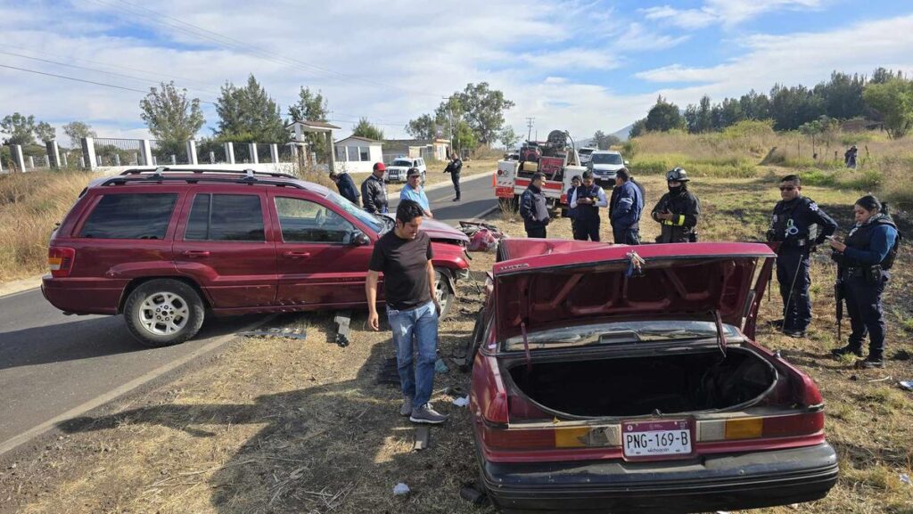 Al menos 4 heridos, saldo de un brutal choque de frente en Tangancícuaro accidente 1