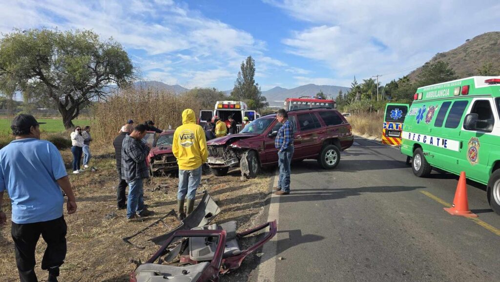 Al menos 4 heridos, saldo de un brutal choque de frente en Tangancícuaro accidente