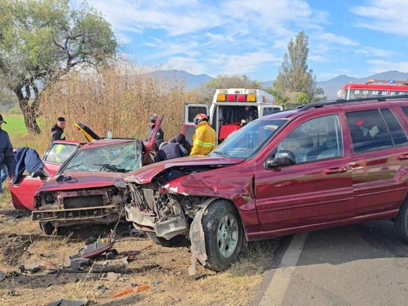 Al menos 4 heridos, saldo de un brutal choque de frente en Tangancícuaro accidente 2