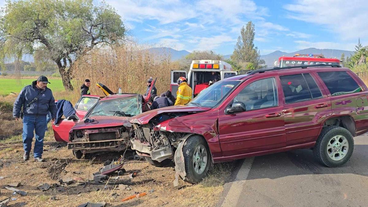 Al menos 4 heridos, saldo de un brutal choque de frente en Tangancícuaro accidente 2