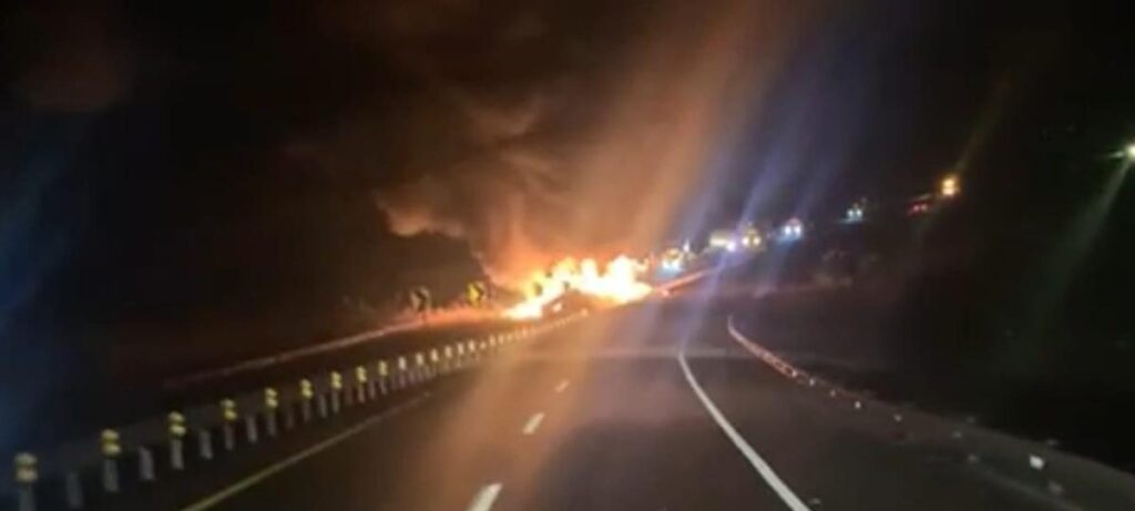 Arde tráiler por volcar en la autopista México-Guadalajara