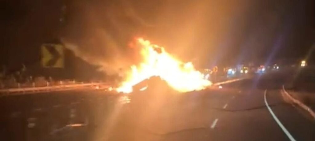 Arde tráiler tras volcar en la autopista México-Guadalajara