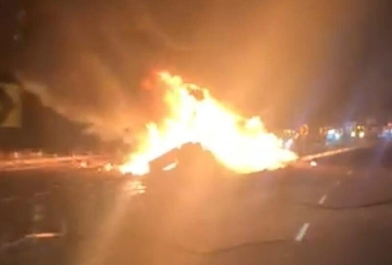 Arde tráiler tras volcar en la autopista México-Guadalajara