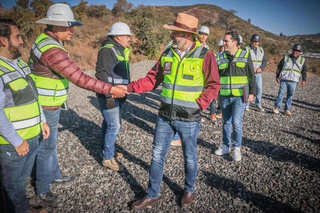 Bedolla supervisa trabajos de segundo anillo periférico de Morelia