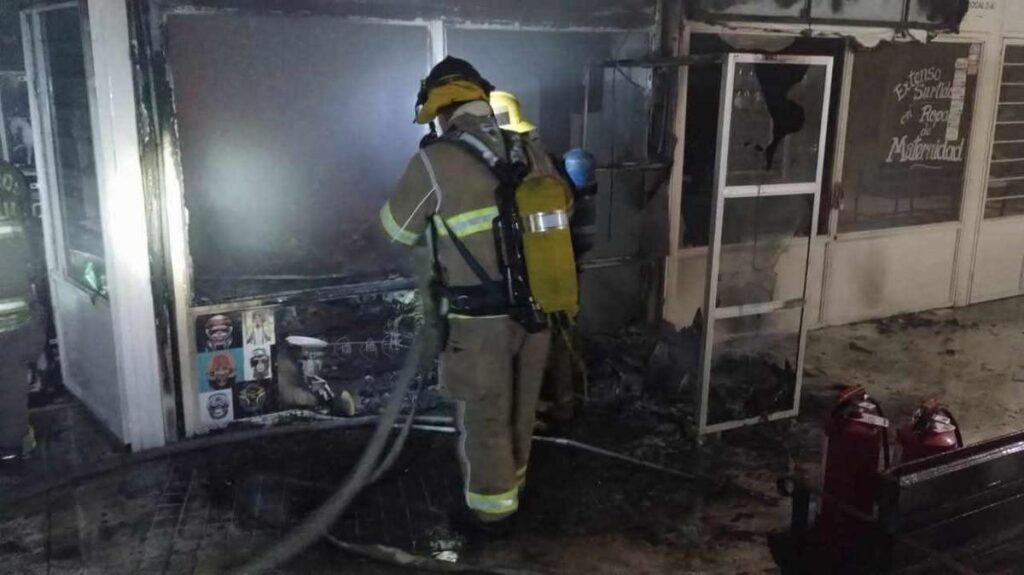 bomberos apagan Incendio en local de ropa en Tu Plaza Capuchinas, Morelia