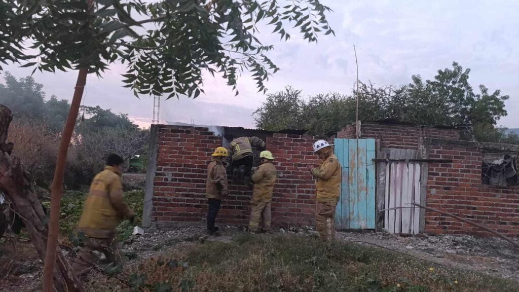 Bomberos sofocan incendio de vivienda en Apatzingán