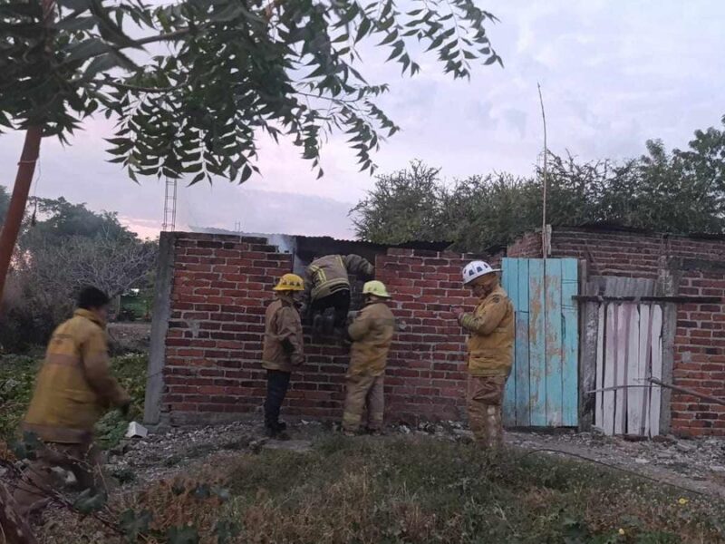 Bomberos sofocan incendio de vivienda en Apatzingán